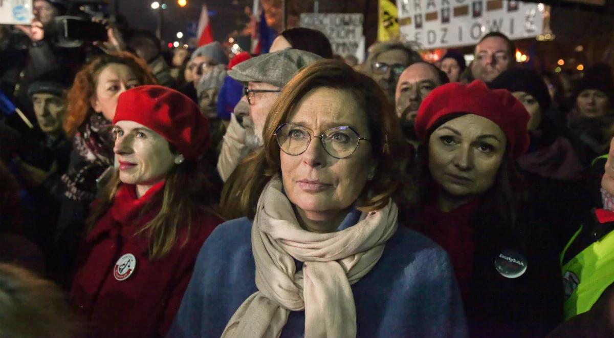 Manifestacje przed sądami. Skandaliczne okrzyki Władysława Frasyniuka