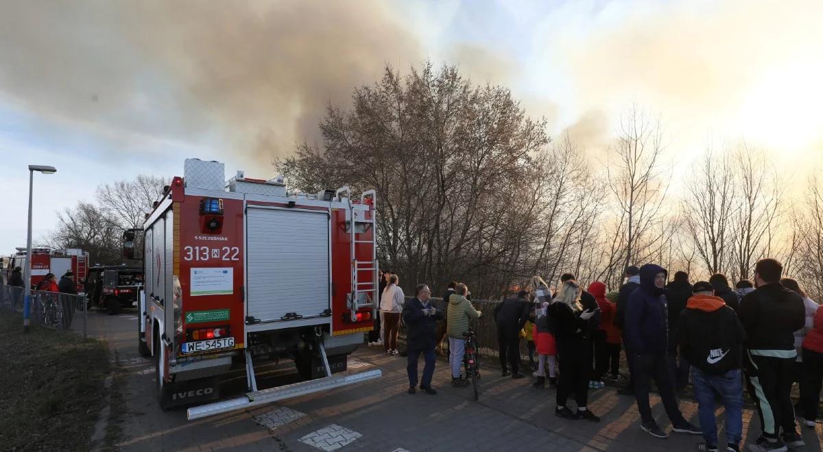 Duży pożar w Warszawie. Płoną dwa hektary łąk