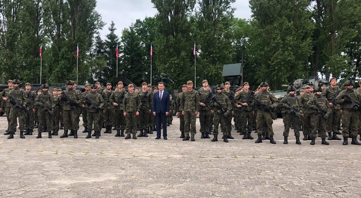 "Oprócz wiedzy zdobywali umiejętności". Szef MON spotkał się z absolwentami klas wojskowych