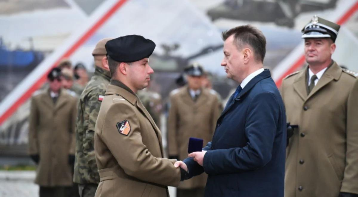 Żołnierze odznaczeni za ochronę polskich granic. Medale wręczył minister Mariusz Błaszczak