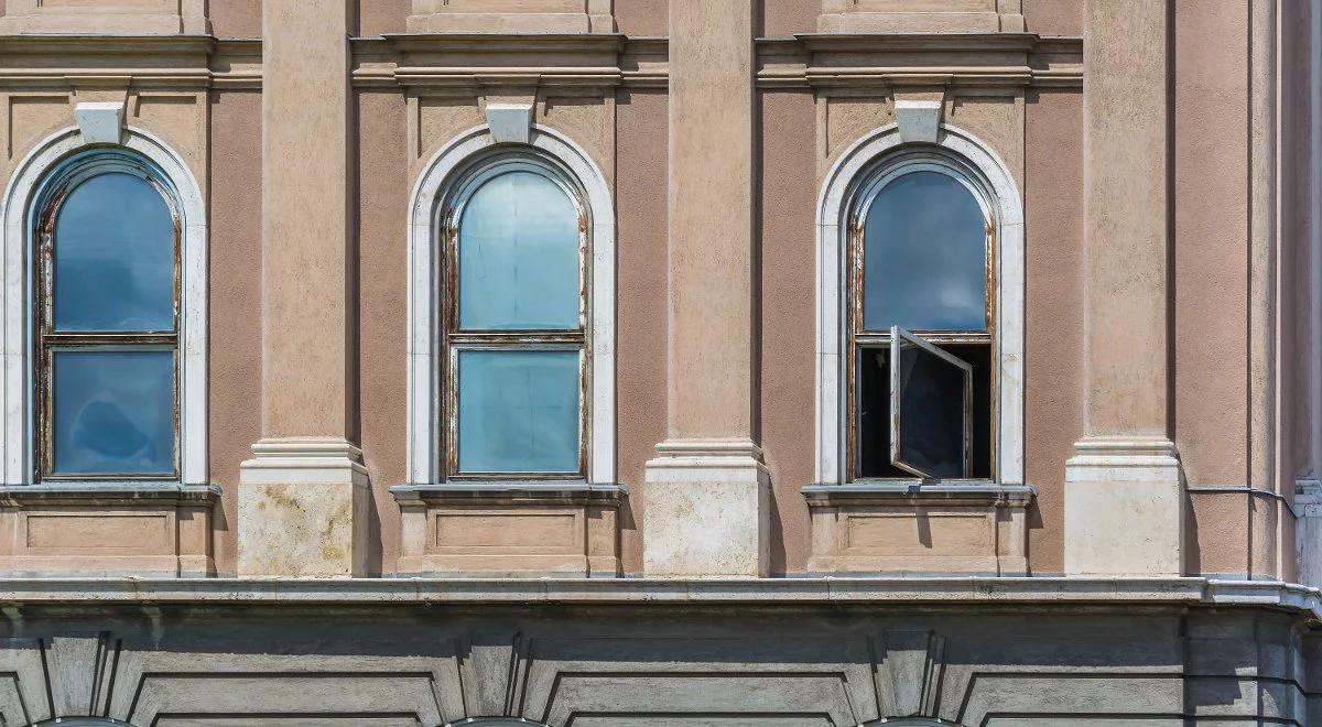 Kołobrzeg: półtoraroczna dziewczynka wypadła z okna, jest w szpitalu