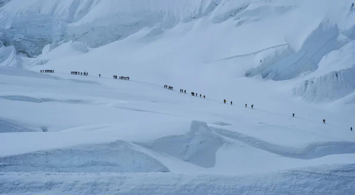 Burza śnieżna uderzyła w turystów na Mount Everest. Trwa akcja ratunkowa
