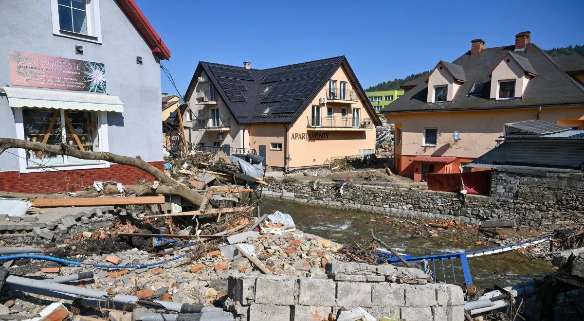 W Lądku-Zdroju i Stroniu Śląskim otaśmowano budynki. Pilny apel straży