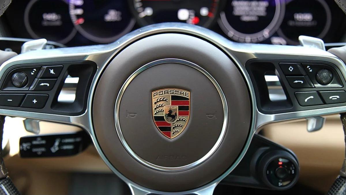 Gdańsk: porsche wjechało w przystanek, policja szuka kierowcy
