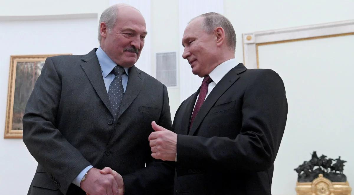 Białoruś: Aleksander Łukaszenka podarował Władimirowi Putinowi słoninę i ziemniaki
