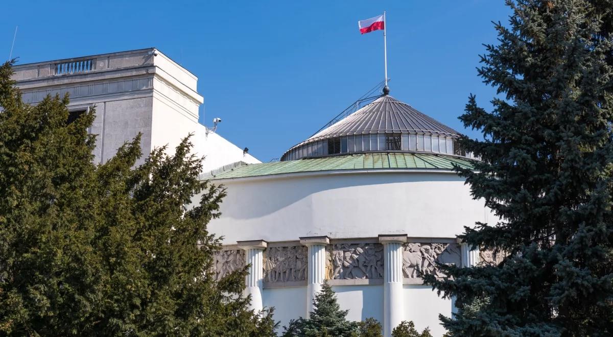 PiS zwiększa przewagę nad KO, pięć ugrupowań w Sejmie. Zobacz nowy sondaż