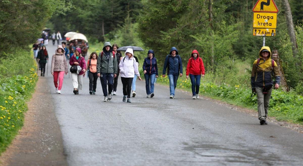 Trudne warunki w Tatrach. Na szlakach jest mokro i ślisko, apel do turystów