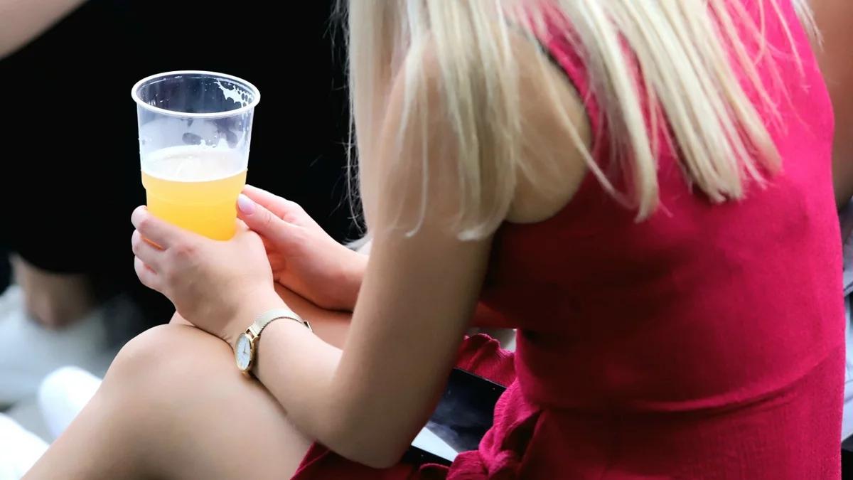 Młoda Polska pije często i gęsto. Po kieliszek chętniej sięgają kobiety