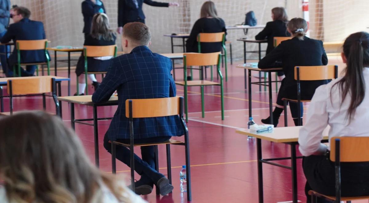 Po maturze niekoniecznie na studia. Rośnie odsetek uczniów wybierających inne ścieżki rozwoju