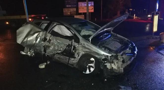 Pijany sprawca kolizji uciekał przed policją. Przez płot i rzeką wpław