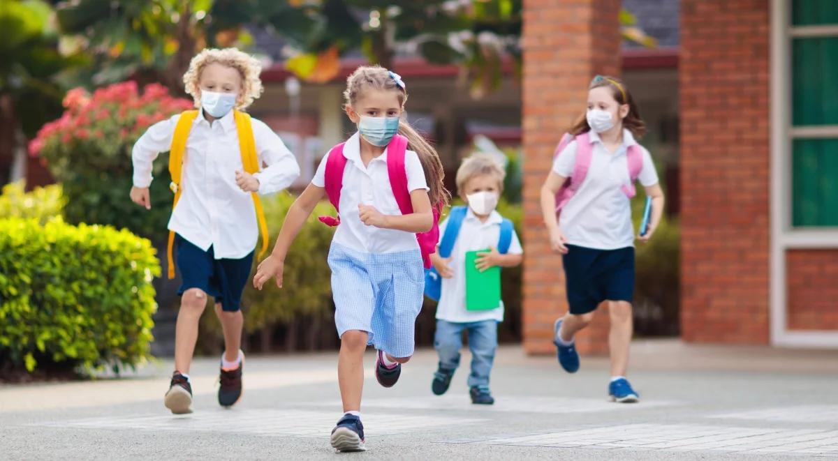 "Szkoły jednym z ważniejszych źródeł przenoszenia koronawirusa". Immunolog o wzroście zakażeń