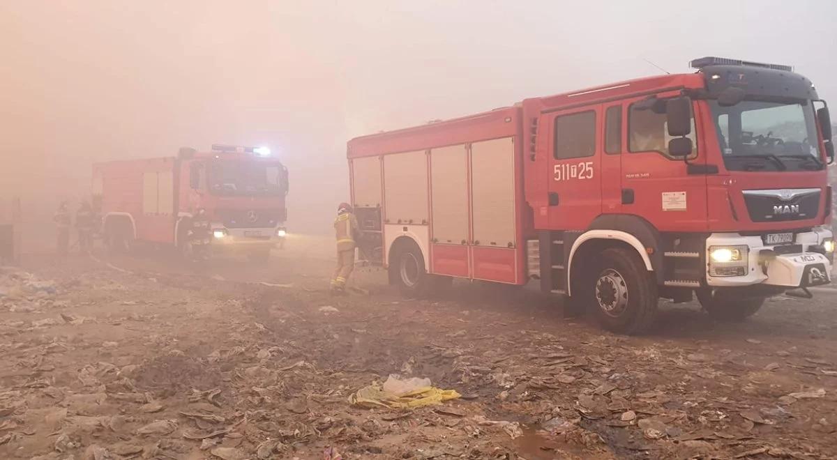 Świętokrzyskie: kolejna walka strażaków z pożarem wysypiska w Fałkowie