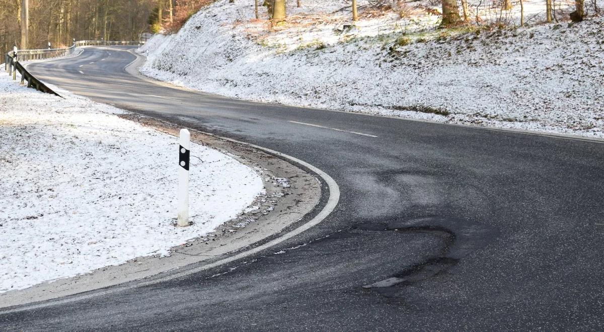 "Niebezpiecznie może być na drogach w całym kraju". IMGW ostrzega przed opadami śniegu