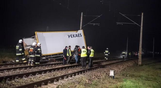 Łódzkie: wypadek na torach. Nie żyje kierowca ciężarówki