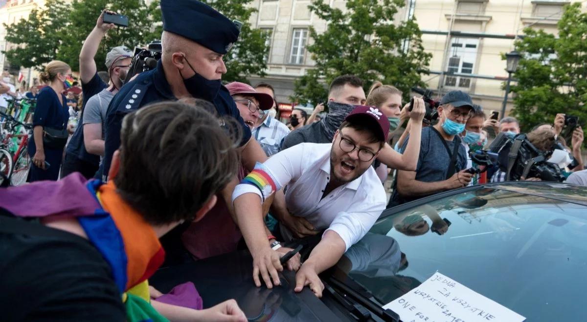 Aktywista LGBT sugeruje, że "księża zostaną wywiezieni na taczkach". Internauci oburzeni