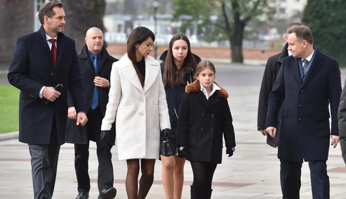 Prezydent Andrzej Duda złożył kwiaty na sarkofagu Lecha i Marii Kaczyńskich na Wawelu