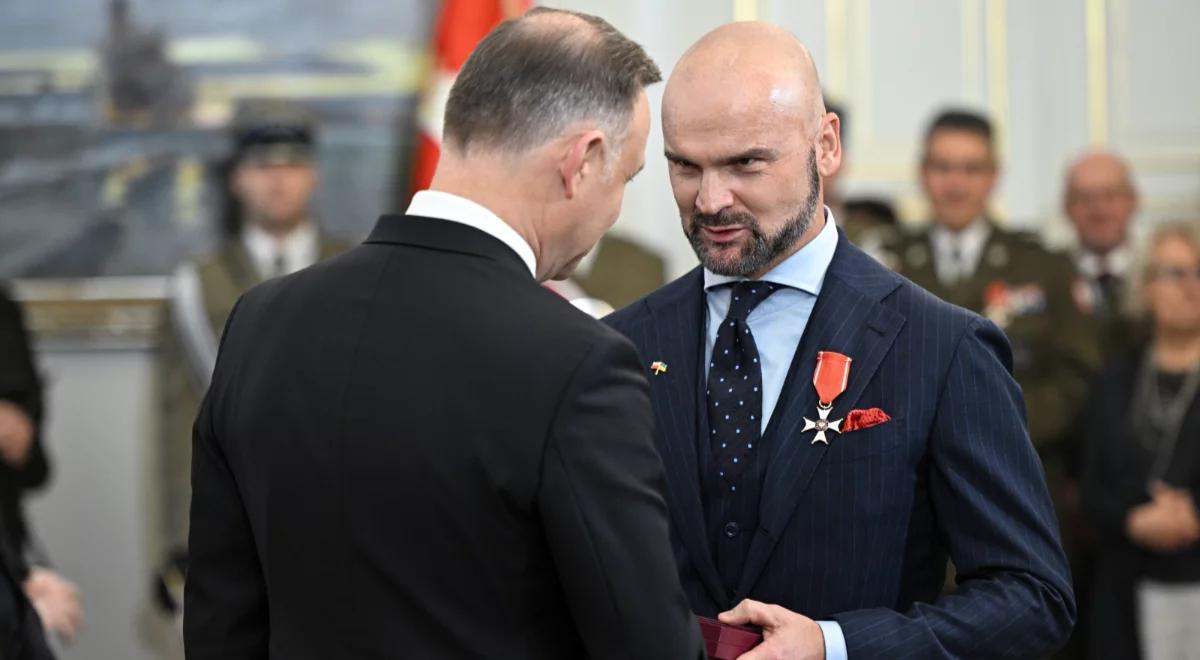 Prezydent wręczył odznaczenia państwowe. Rafał Brzoska i Omenaa Mensah z Krzyżem Kawalerskim Orderu Odrodzenia Polski