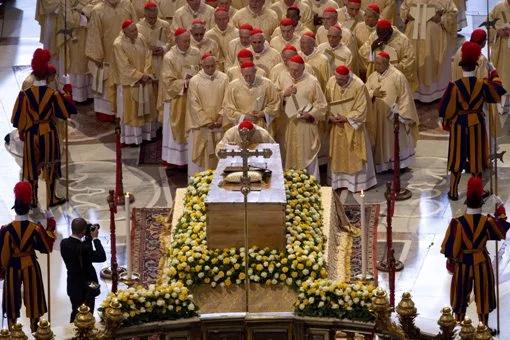 Pielgrzymi odwiedzają nowe miejsce pochówku Jana Pawła II