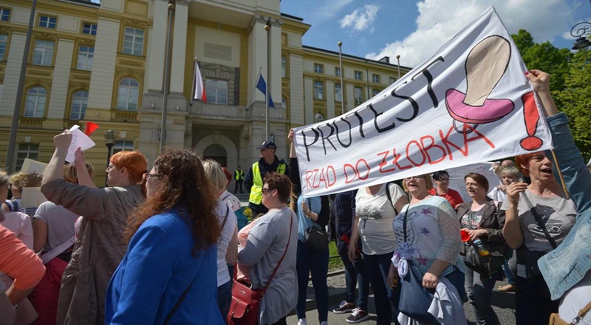 Nie chcą zmian w działaniu żłobków. Protest w Warszawie