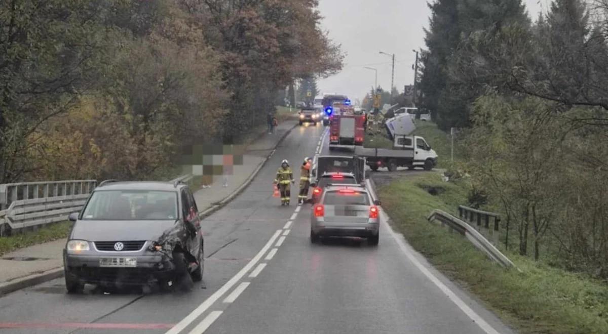 Wypadek szkolnego busa koło Myślenic. Dwoje dzieci w szpitalu