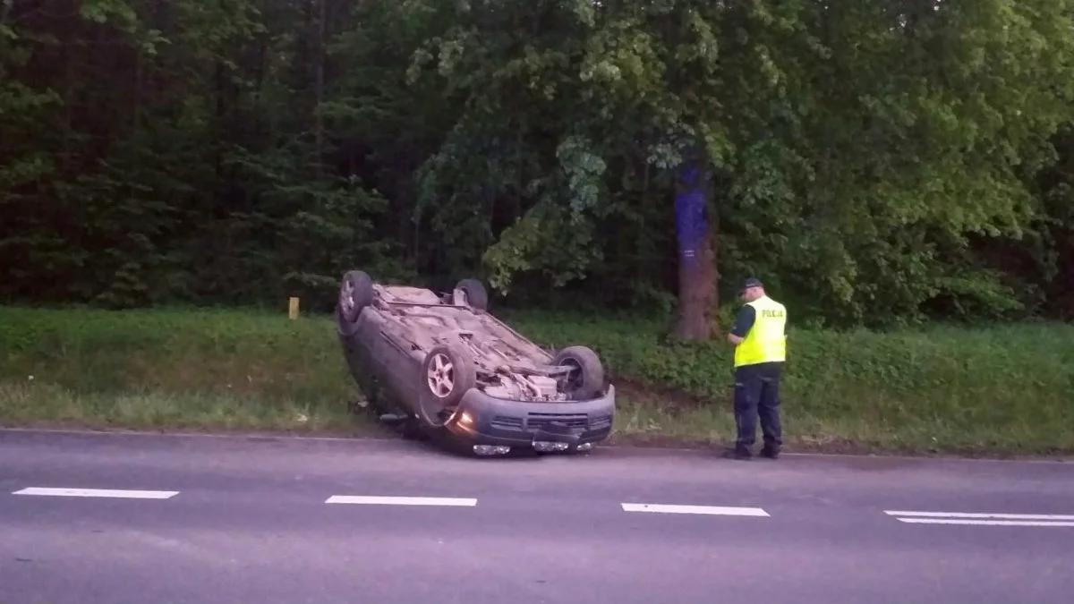 Kłótnia w aucie zakończyła się wypadkiem. Pasażer zaciągnął hamulec