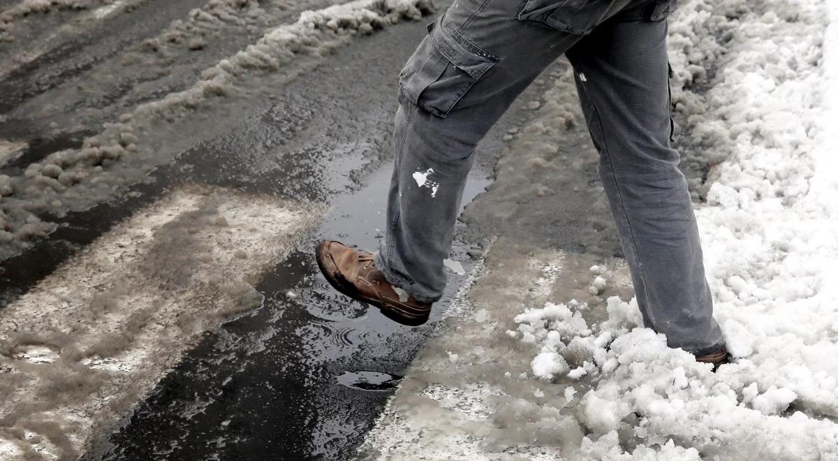 Prognoza pogody: początek tygodnia pod znakiem opadów deszczu ze śniegiem