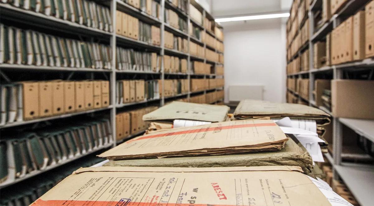 Historycy: czas odtajnić zbiór zastrzeżony w archiwum IPN