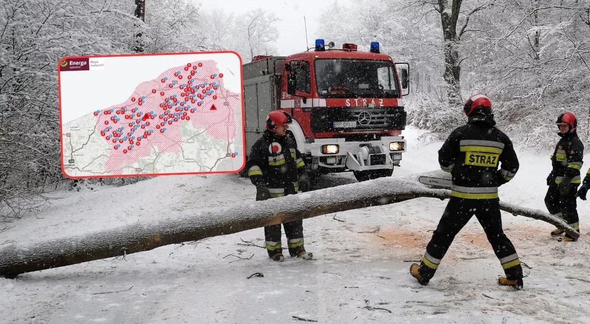 Atak zimy. Kilkadziesiąt tysięcy ludzi bez prądu, nieprzejezdne drogi i cofka na Bałtyku