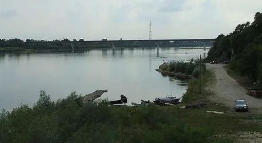 Zablokowany most. Wiatr wywrócił TIR-a