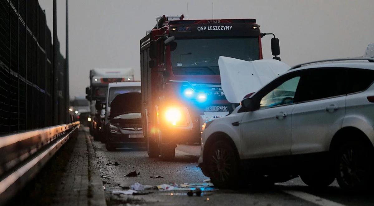 Karambol na drodze S74. Zderzyło się 40 pojazdów. Duże utrudnienia w Kielcach