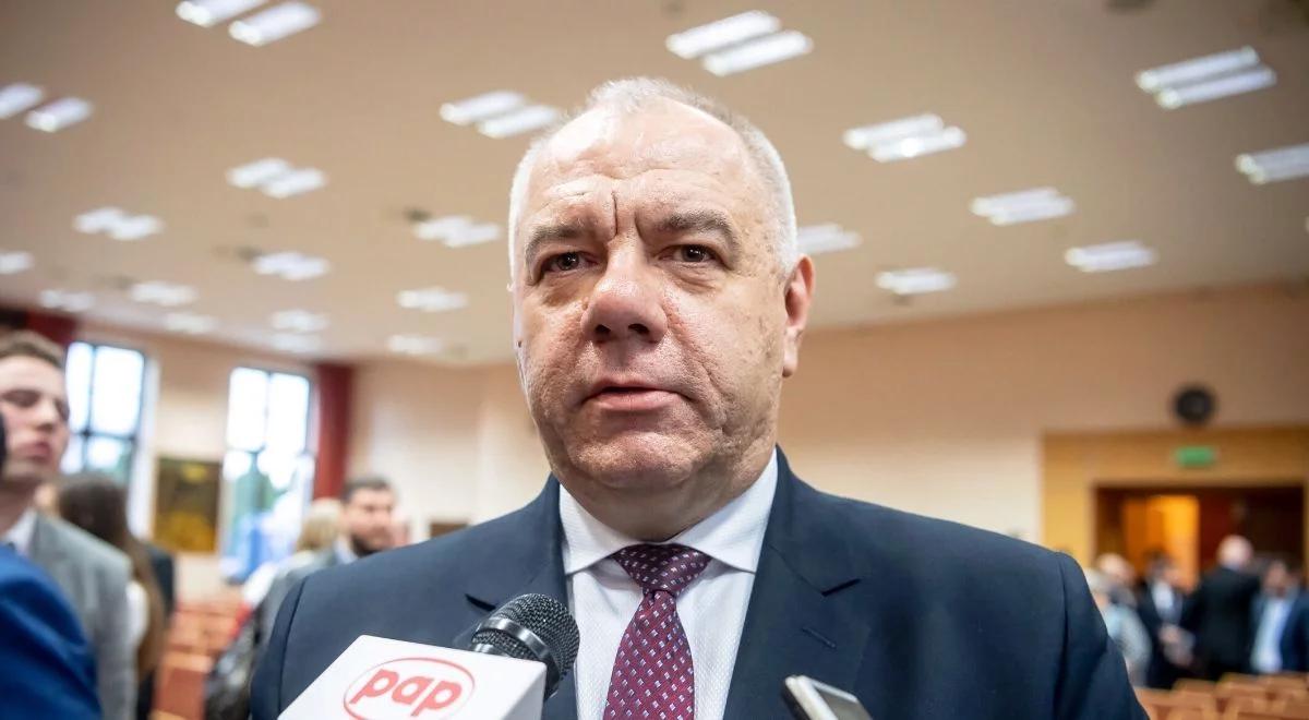 "Rytualne zaklęcia". Sasin o słowach Macrona ws. praworządności