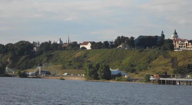 Fala wezbraniowa na Wiśle wciąż mija Płock