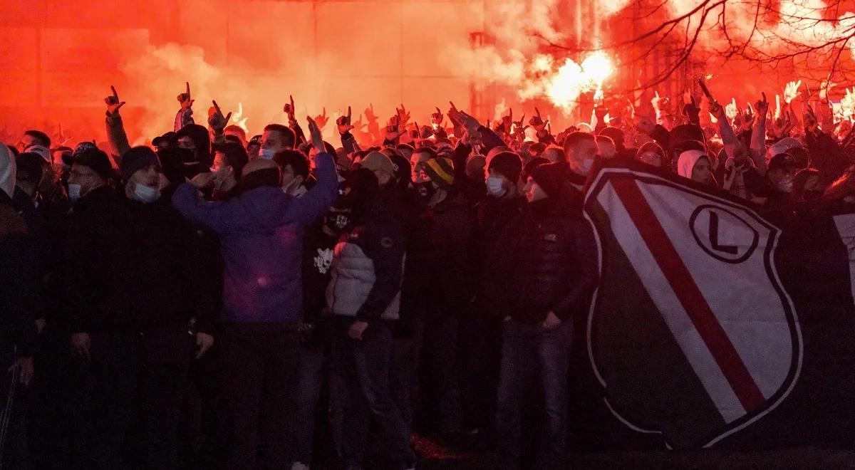 Interwencja policji przed stadionem Legii Warszawa. Posypały się mandaty