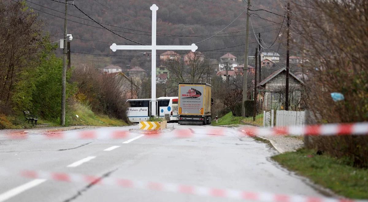 Kosowo: Serbowie zapowiadają dużą manifestację w południe. Barykady stoją już prawie dwa tygodnie