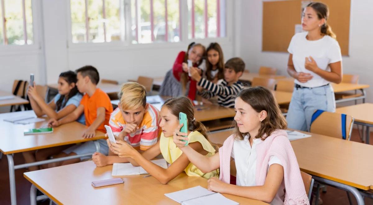 Smartfony w szkole pomagają czy przeszkadzają? Zaskakujące wyniki badań
