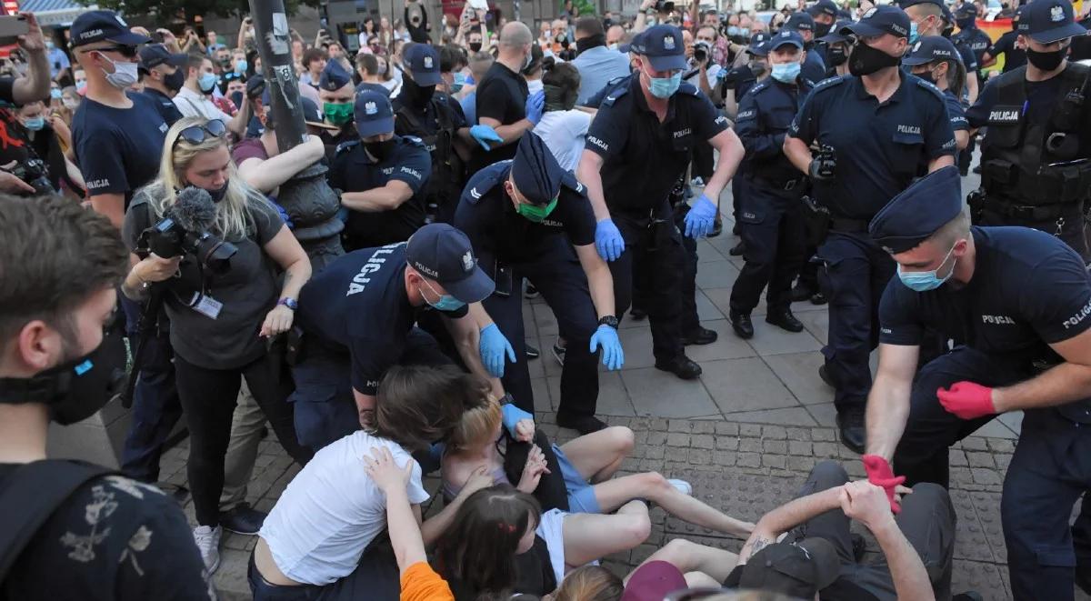 "Zatrzymano najbardziej agresywne osoby". Policja o działaniach podczas protestu LGBT