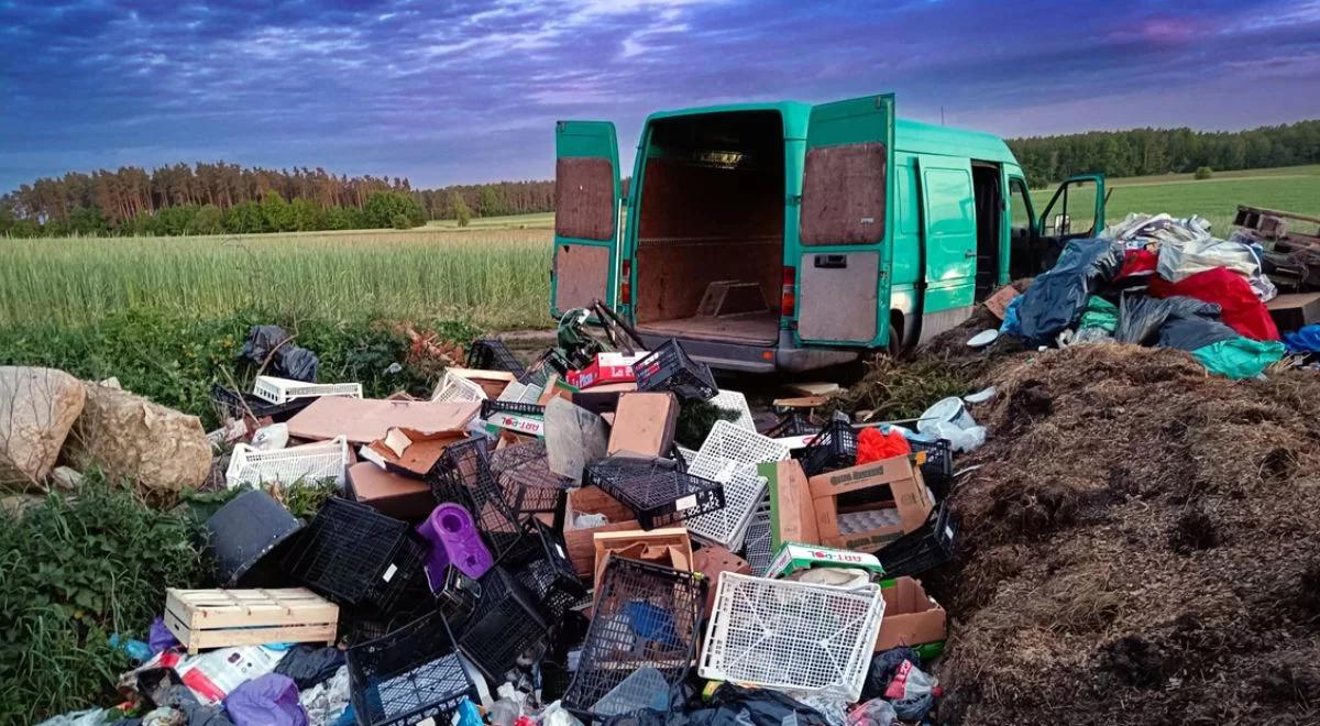 Potraktowali łąkę jak wysypisko. Zostali złapani na gorącym uczynku