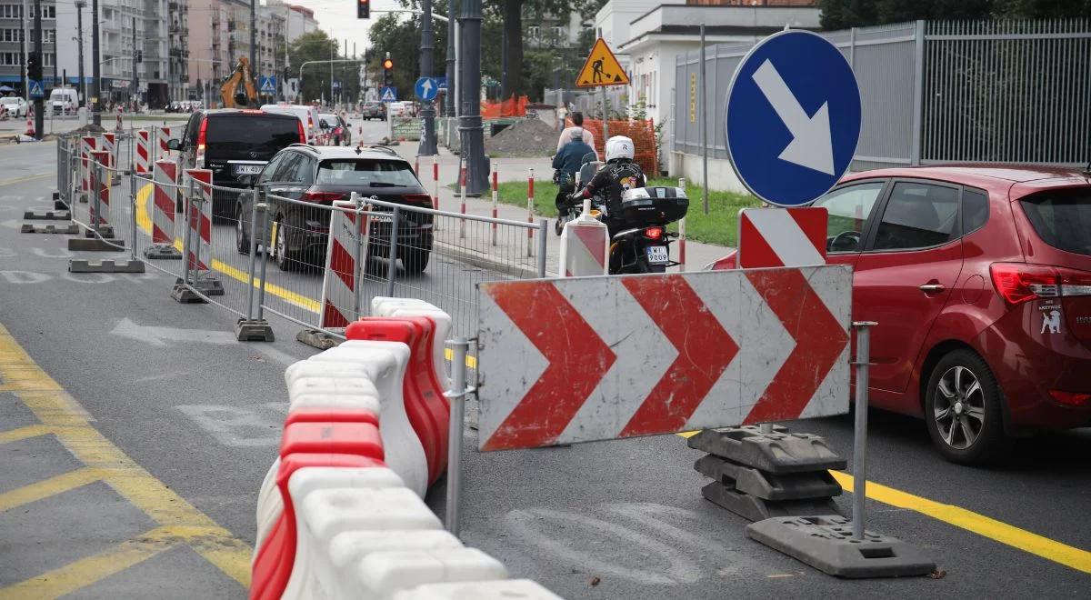 "Polityka chaosu". Warszawa tonie w korkach, a ratusz jeszcze bardziej uprzykrza życie kierowcom [LISTA UTRUDNIEŃ]