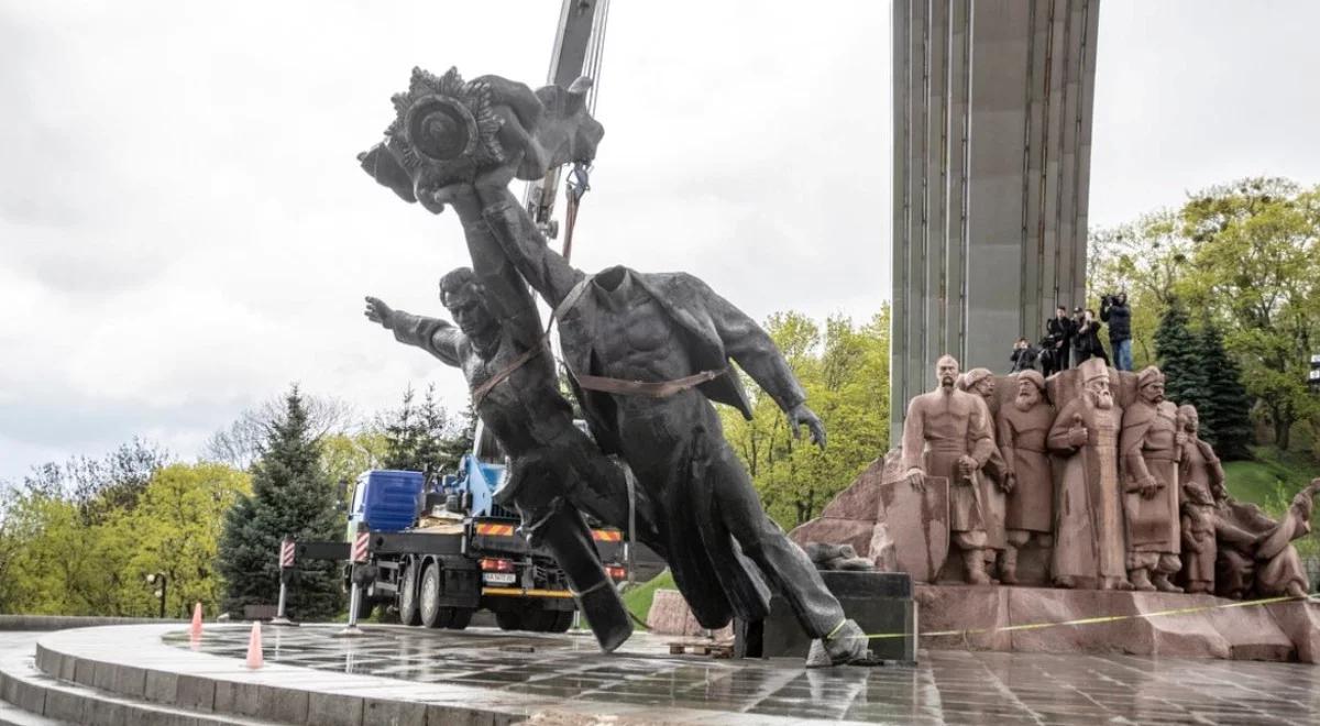 Runął pomnik ukraińsko-rosyjskiej przyjaźni. Symboliczna rozbiórka w Kijowie