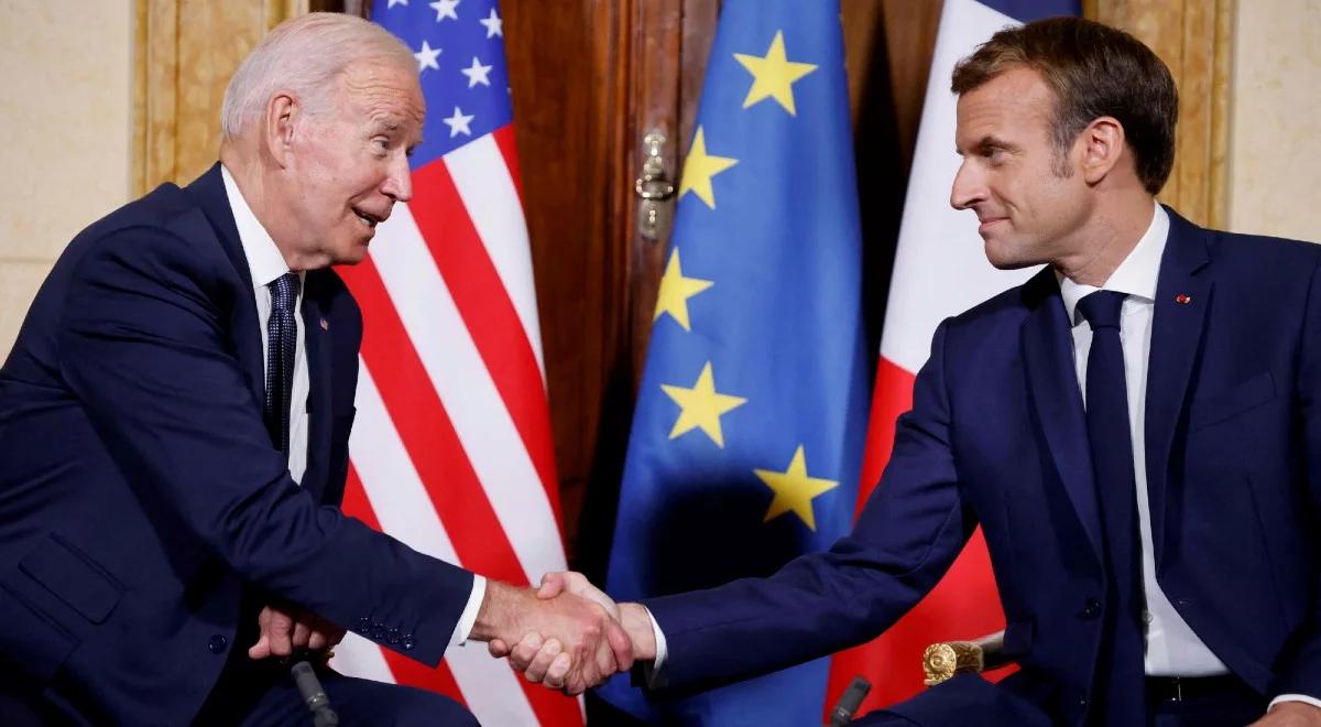 Macron rozmawiał z Bidenem. Konsultacje przed wizytą francuskiego prezydenta w Moskwie