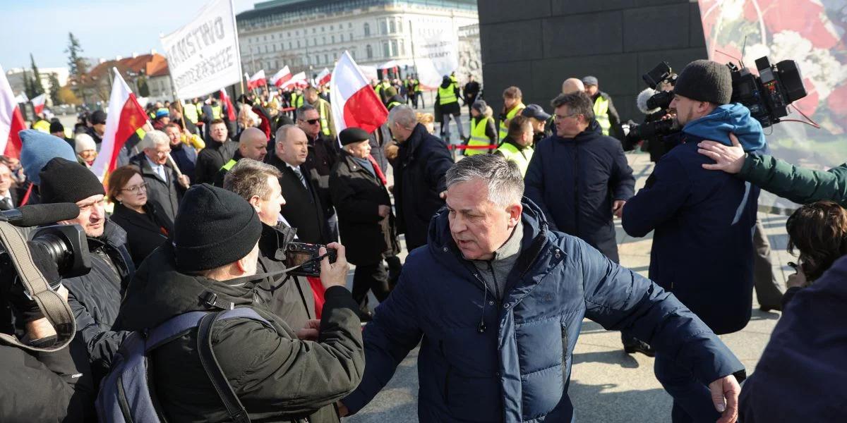 Zniszczony wieniec przed pomnikiem smoleńskim. Jest reakcja policji. "Prowadzone są czynności wyjaśniające"