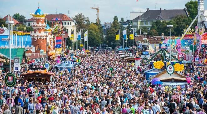 Oktoberfest: 6 mln piwoszy nie zniechęcają ceny. Ile trzeba zapłacić w tym roku za kufel piwa?