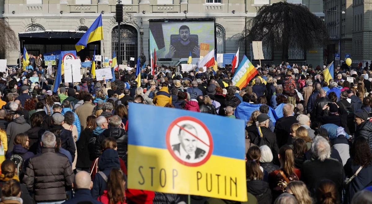 "Oligarchowie wspierają wojnę ze szwajcarskich miasteczek". Zełenski apeluje o ukrócenie przywilejów