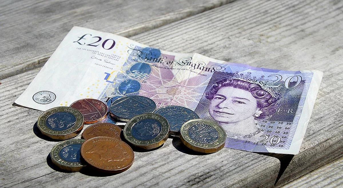 Słabszy złoty. Rynek czeka na Brexit