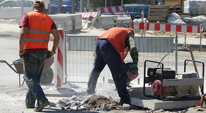 Bezrobocie wciąż spada. „Mimo podnoszenia płac coraz trudniej o pracownika. To bariera dla rozwoju”