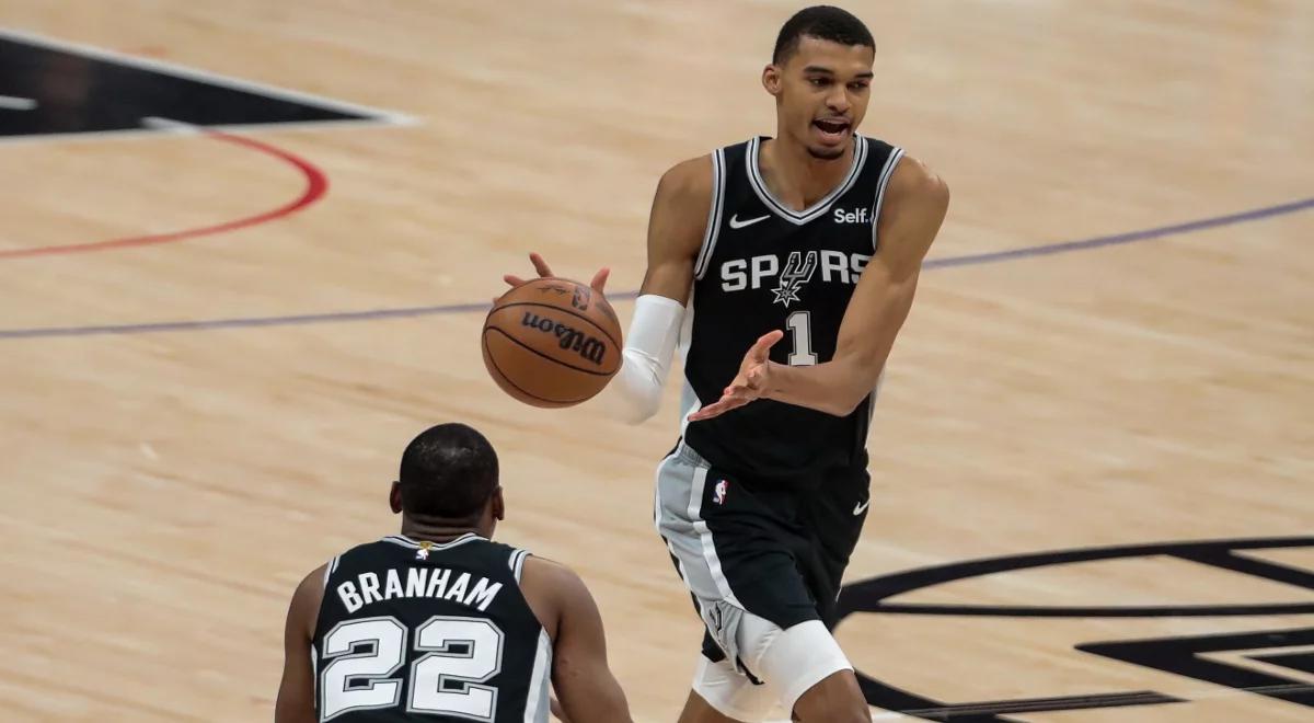 NBA: Spurs ograli Suns w niesamowitych okolicznościach. Osiem punktów Sochana 