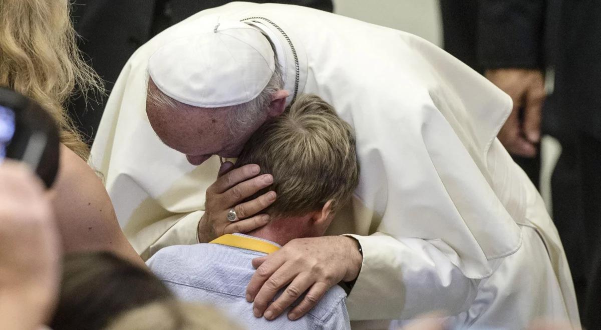 Papież: niech każda parafia, klasztor i sanktuarium przyjmą uchodźców  