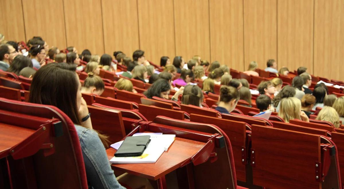 Młodzi ludzie nie chcą studiować. "Nie są przekonani"