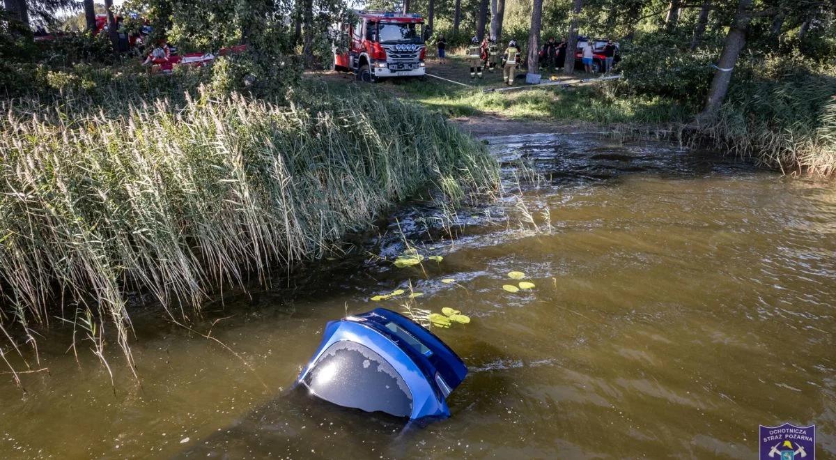 Wjechał teslą do jeziora. Było o włos od tragedii