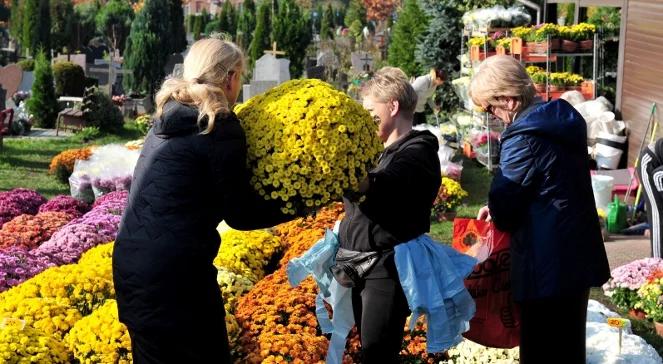 Handel zniczami i kwiatami przy cmentarzach: kto i jakie płaci podatki